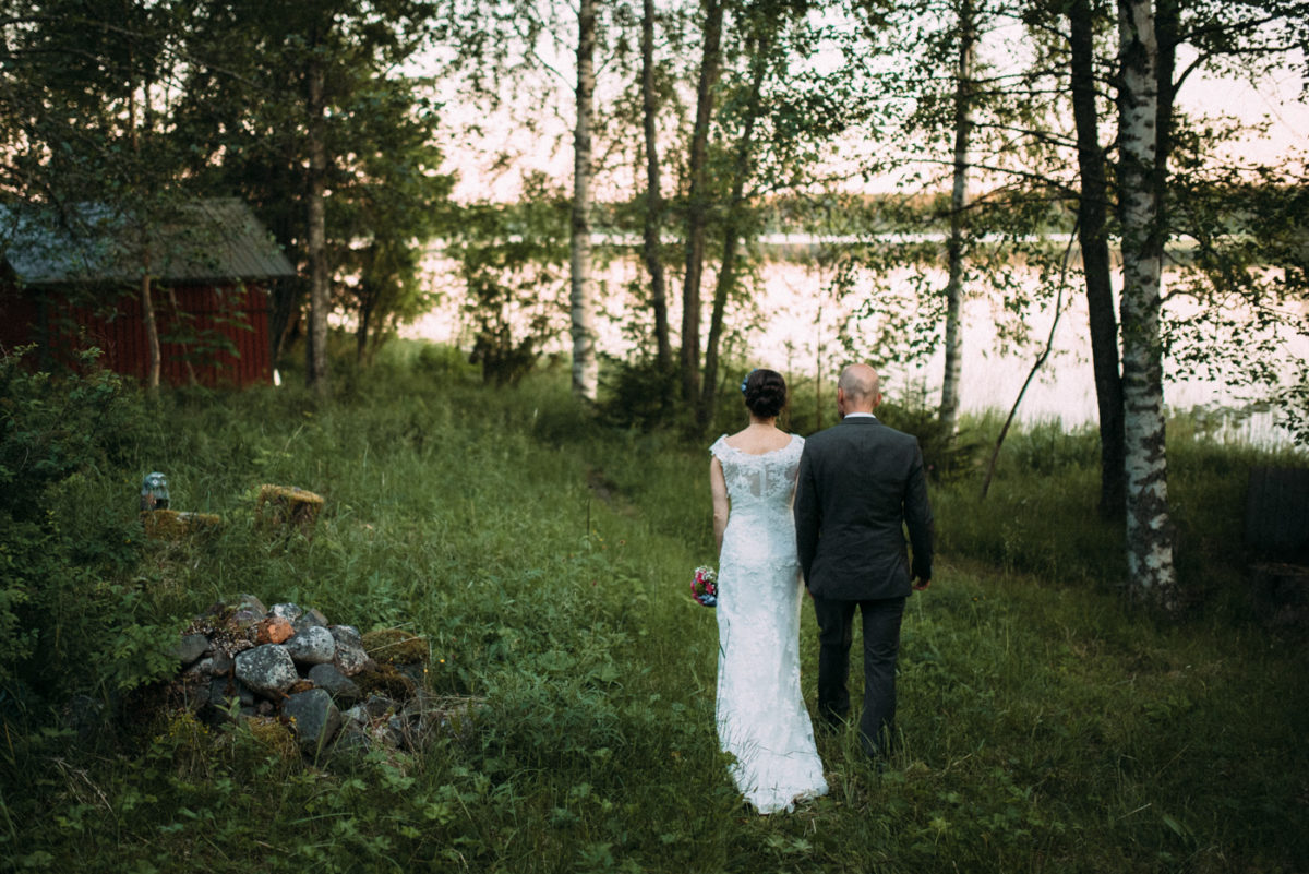 Destination Wedding Finnland couple shots into the woods